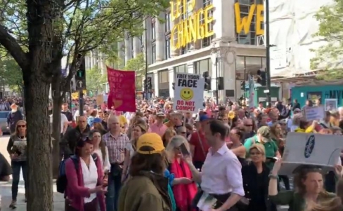 Londonā simtiem tūksto&scaron;u protestē pret lokdaunu un vakcīnu pasēm