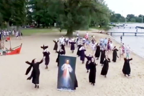 Gaidot Jaunie&scaron;u dienas Krakovā, klostermāsas dejo