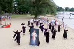Gaidot Jaunie&scaron;u dienas Krakovā, klostermāsas dejo