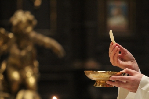 Vai drīkst atteikt Komūniju nekrietnam politiķim?