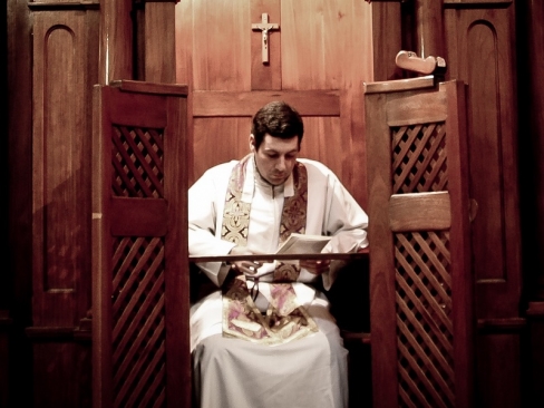 Aiz konfesionāla sienām: lūkojoties priestera acīm