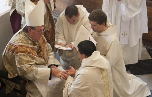 Viņ&scaron; dziļi iemīlējās, pirms kļuva par priesteri