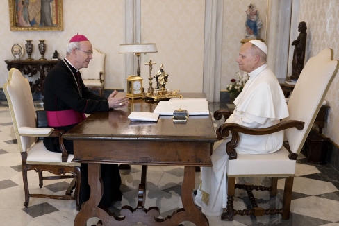 Bīskaps &Scaron;neiders vēr&scaron;as pie pāvesta Leons XIV ar lūgumu veidot tiltu starp Romu un FSSPX